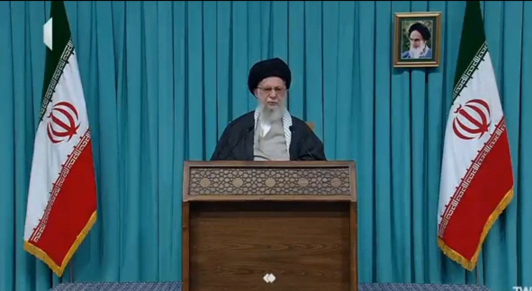 🔺 رهبر انقلاب:غنی‌سازی اورانیوم یعنی متخصصان، اورانیوم خام را با تلاش‌های فنی پیچیده و پیشرفته تبدیل کنند به یک مادۀ بسیار باارزشی که در مسائل گوناگون زندگی مردم موثر است و سپس فرمودند: ملت ایران بر دهان کسی می‌زند که می‌گویند اورانیوم غنی‌سازی نکنید.
۱۴۰۴/۷/۱