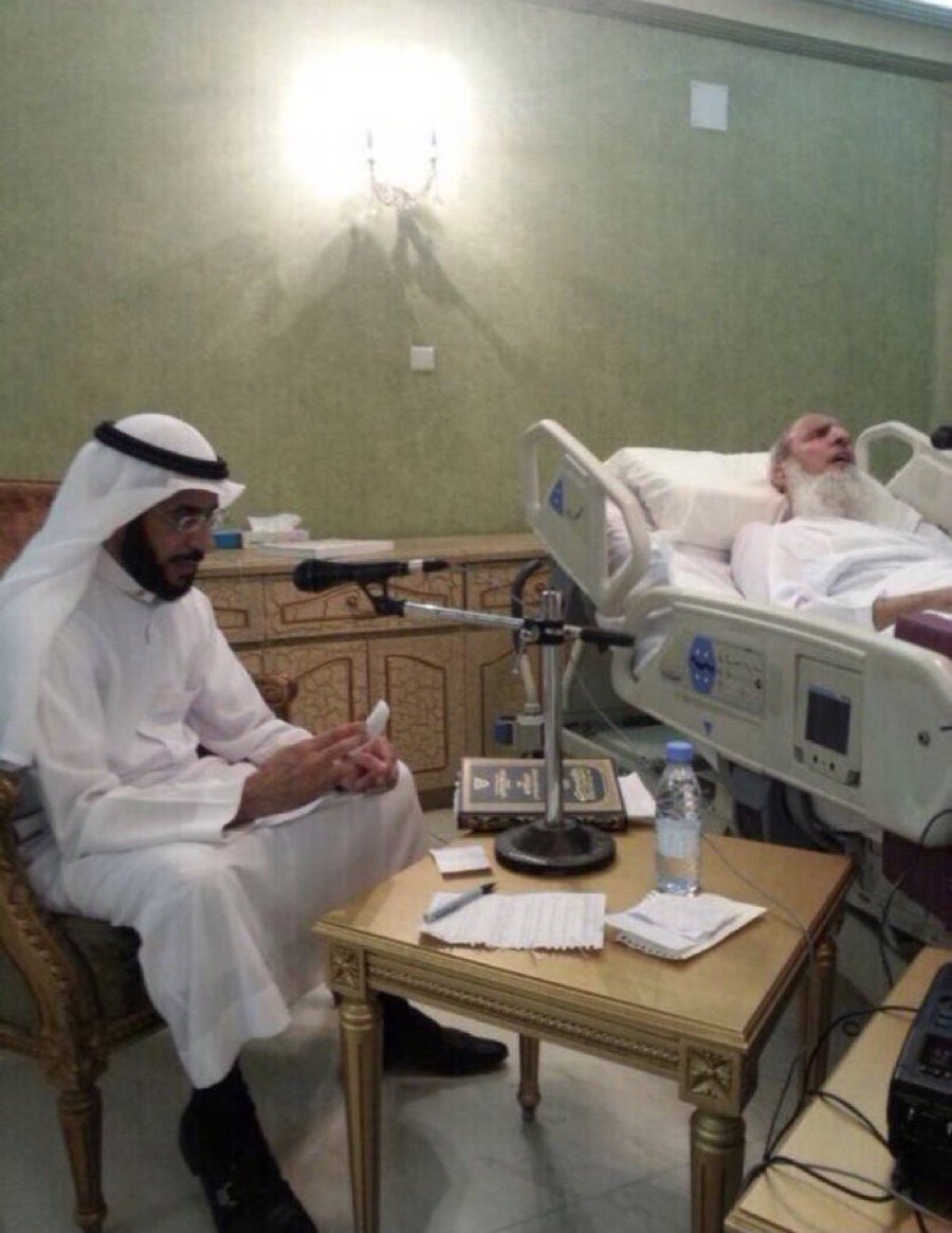 صورة مؤثرة لسماحة مفتي المملكة الشيخ عبدالعزيز بن عبدالله آل الشيخ -رحمه الله- وهو يجيب على أسئلة السائلين في برنامج نور على الدرب وهو على فراش المرض .. حيث لم يمنعه المرض ولا ألم الجسد من أداء الأمانة والإجابة على الفتاوى .

-