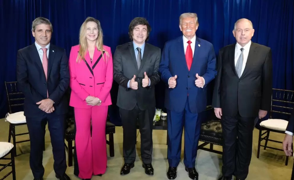 🇺🇸 Trump bendijo a Milei y busca blindarlo con un préstamo que esquiva al Congreso y ata a la Argentina a Washington

👉🏼 El presidente estadounidense respaldó abiertamente la reelección de su par argentino.

(💣 Autonomía nacional a marzo)

bigbangnews.com/politica/trump…