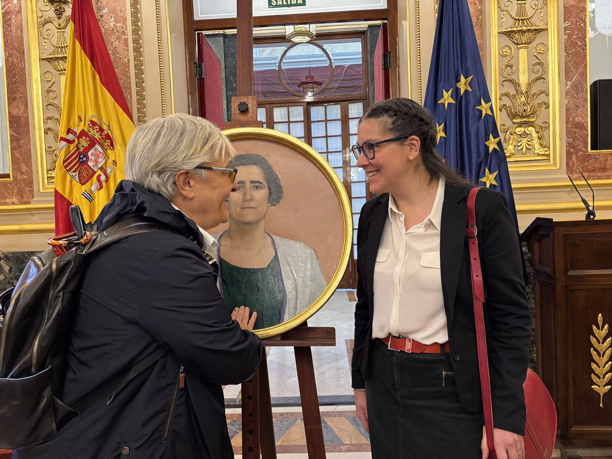 El Congreso colgará este martes en la galería de políticos ilustres el retrato de la primera mujer, que estará en ese espacio, 👉🏿 la diputada Clara Campoamor. Esto no me lo podía perder. Aquí con la autora del retrato.