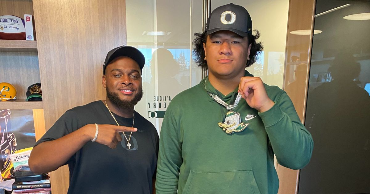 4-Star San Francisco (Calif.) Archbishop Riordan offensive lineman Tommy Tofi is committed to Oregon and was back in Eugene this weekend. 

He spoke about the trip and where he stands in his commitment to the Ducks as others reach out.

Story: on3.com/teams/oregon-d… (On3+)