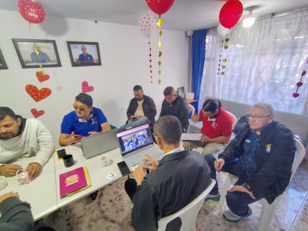 SNTTdeColombia's tweet photo. ✊🏽 #SinLuchasNoHayVictorias
Hoy compartimos un valioso espacio de diálogo y aprendizaje con los compañeros y compañeras de #Unidapp, en el marco del proyecto que desarrollamos junto a #3F.
Seguimos fortaleciendonos desde la base, porque la solidaridad une a las y los trabajadores https://t.co/iaRQzmtKtZ