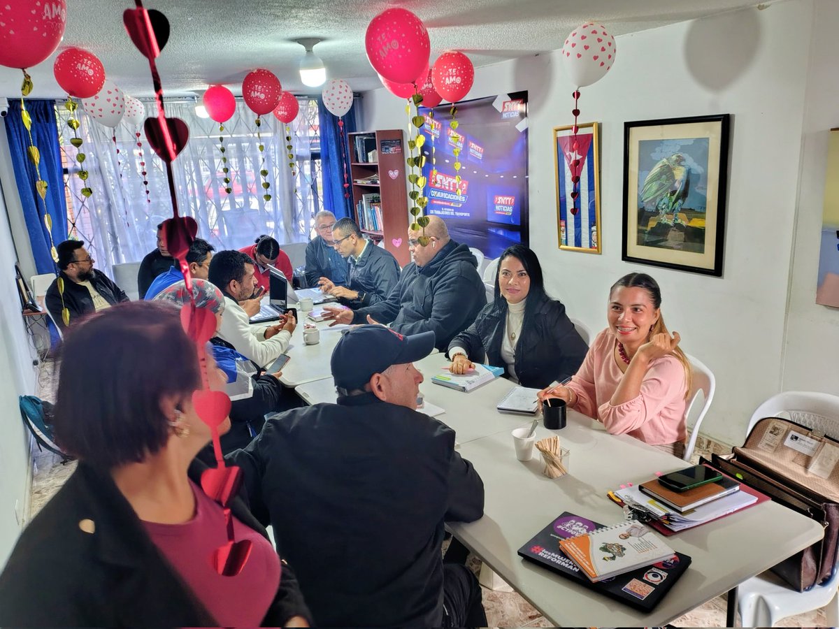 SNTTdeColombia's tweet photo. ✊🏽 #SinLuchasNoHayVictorias
Hoy compartimos un valioso espacio de diálogo y aprendizaje con los compañeros y compañeras de #Unidapp, en el marco del proyecto que desarrollamos junto a #3F.
Seguimos fortaleciendonos desde la base, porque la solidaridad une a las y los trabajadores https://t.co/iaRQzmtKtZ