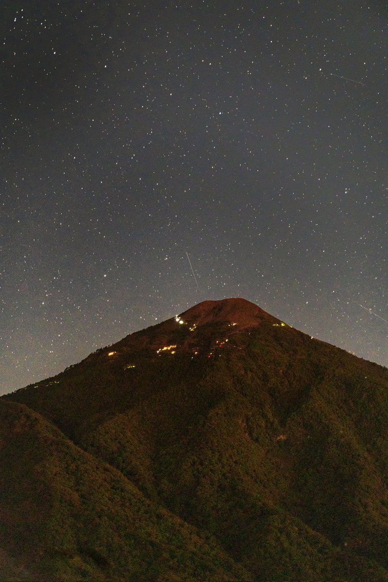 Condominio Acatenango
No sé si alegrarme o preocuparme al ver tanta luz en el cono del volcán.  Esto deriva de tanto campamento, consumo o quema de leña y presencia humana.
El resultado es pérdida del bosque , erosión e incluso acumulación de agua propensa a deslaves.
#Guatemala