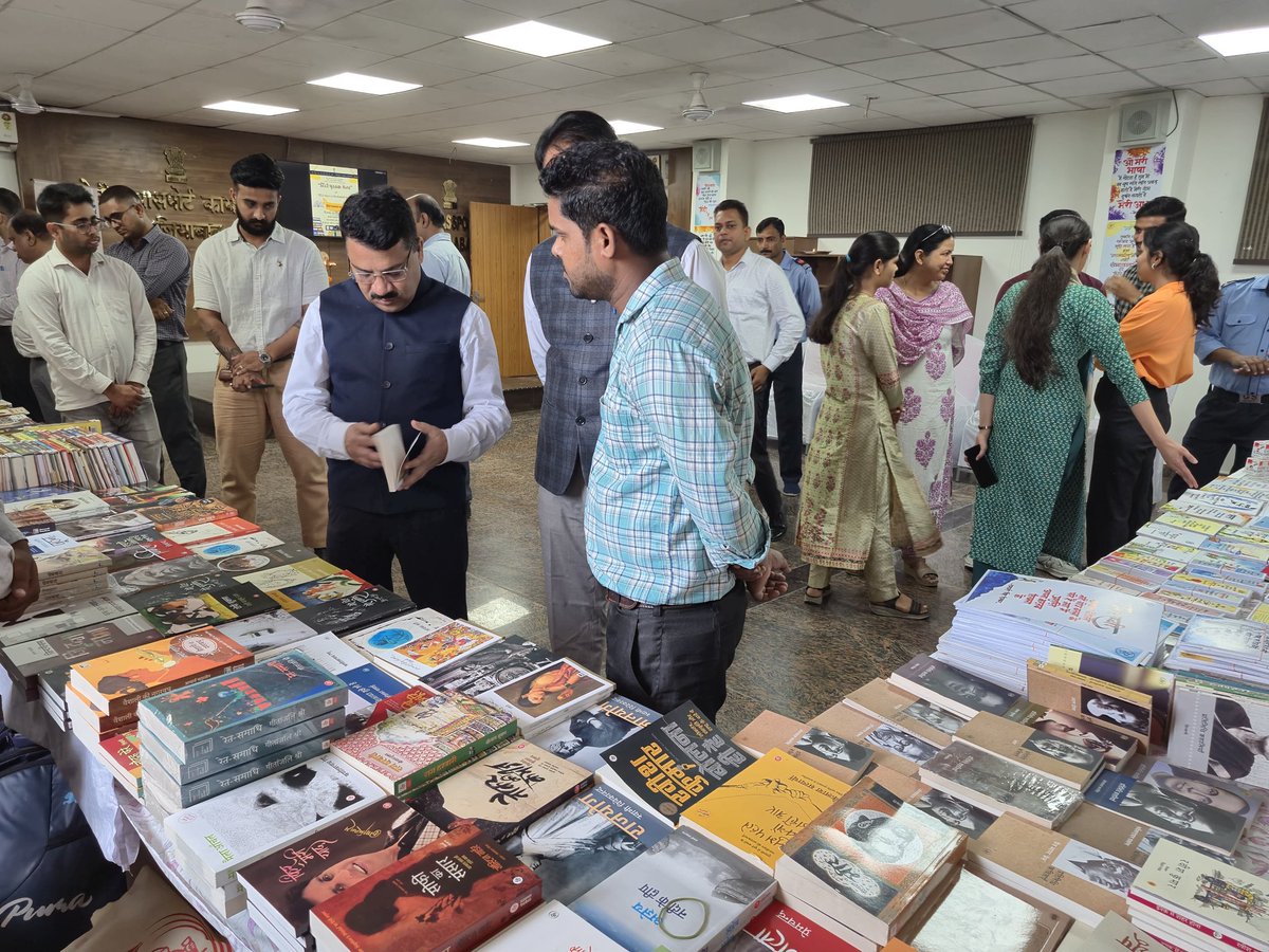 rpoghaziabad's tweet photo. @Vani_Prakashan @RajkamalBooks मूनलिपि @moon_lipi के कलाकारों ने हिन्दी पोस्टर व कैलीग्राफी  की उत्कृष्ट प्रस्तुति के माध्यम से कार्यक्रम की गरिमा और आकर्षण में उल्लेखनीय वृद्धि की। (3/3) https://t.co/yNgvbMjVnY