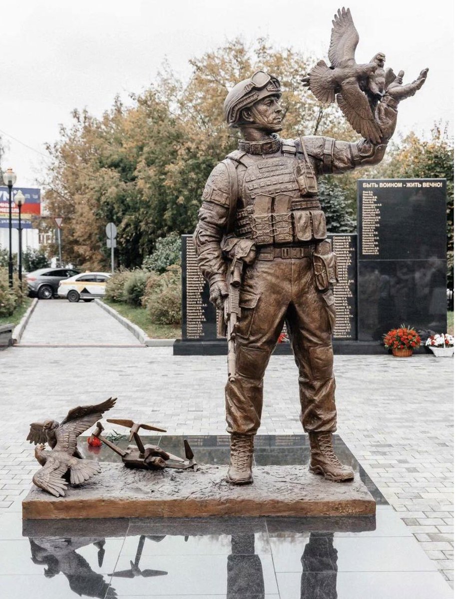 В Орехово-Зуево на Привокзальной площади открыли памятник бойцам СВО. Он посвящён тем, кто вернулся с поля боя, тем, кто сейчас бьётся за нашу Родину и тем, кто ушёл в вечность.
Воин, в руках которого не только оружие, но и символ мира –голуби. У подножия –подбитый вражеский дрон