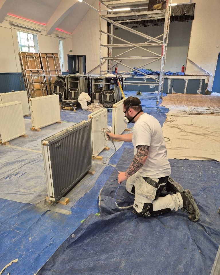 NevinDecor's tweet image. Teaching one of our apprentices Ethan how to control an airless spray gun applying an adhesion primer onto radiators #310 #1000psi #professional #decorators #learning #passingonskills