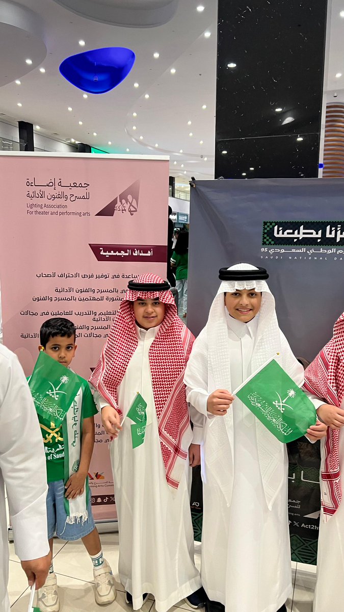 صور من توزيع الهدايا والأعلام والبرشورات الوطنية 
في احتفالات #اليوم_الوطني_السعودي_95 لجمعية اضاءة في #حفرالباطن