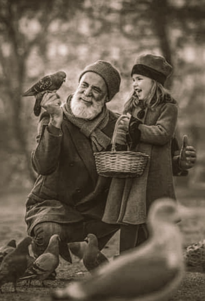 وتبقى الذكريات أناشيد حلوة
وتبقى الذكريات عالقة
كأنها أجساد حية
تضحكنا تبكينا
تملأنا يقين
لهم في القلب دعوات وسلام
كلما خلوت اصطفوا حولك  ..