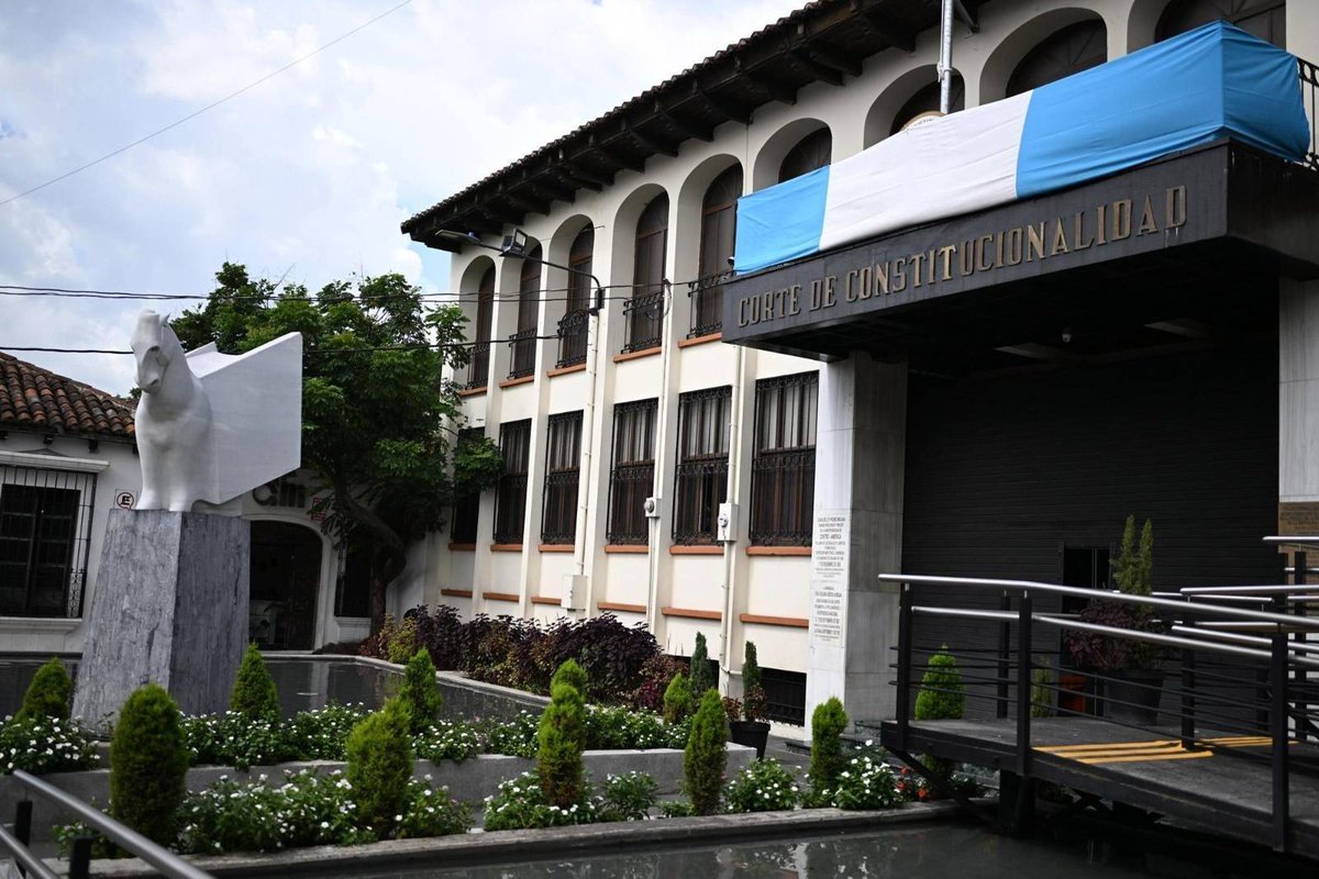 #AHORA Este jueves la CC decidirá el futuro de las nuevas Salas 

La Corte de Constitucionalidad incluyó en la agenda del próximo pleno el amparo 6443-2025 promovido por un grupo de abogados que accionaron contra la #CSJ por el procedimiento de designación de magistrados para