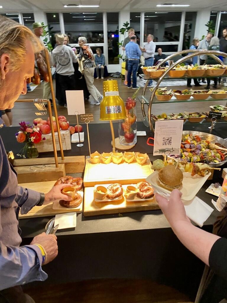 NETZRO_US's tweet image. Farm Aid got upcycled this year. What was served for the kick off dinner? Upcycled buns &amp;amp; pretzels by Baker&apos;s Field Flour &amp;amp; Bread and cheese for dipping served in edible cups by Amai Inc.  Spent Kernza® grains sourced from Bang Brewing and upcycled by NETZRO 😋