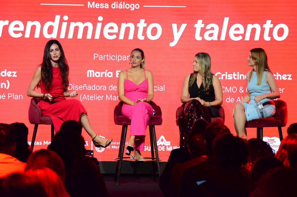 diariolaopinion's tweet photo. @regiondemurcia @VWHuertasMotor @EMUASA_Clientes @caixabank @elpozobienstar @COFIRMoficial @B_Salazar_Ruiz @PolitSocialMur Turno para la mesa ‘Talento y Emprendimiento’, con Anabel Hernández, fundadora de #MiraQuéPlan; María Baraza, diseñadora de moda nupcial; y Cristina Sánchez, cofundadora de #AlmaSecret
#MásWomanMurcia https://t.co/nkBp2LbMG8