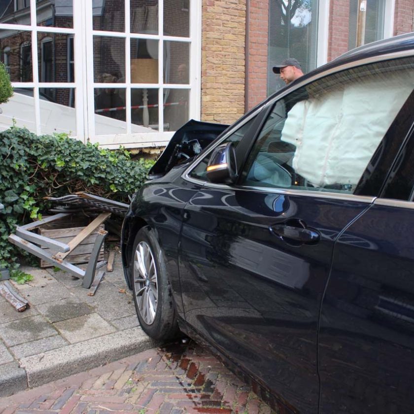 Auto rijdt tegen gevel van woning in de Kogelstraat