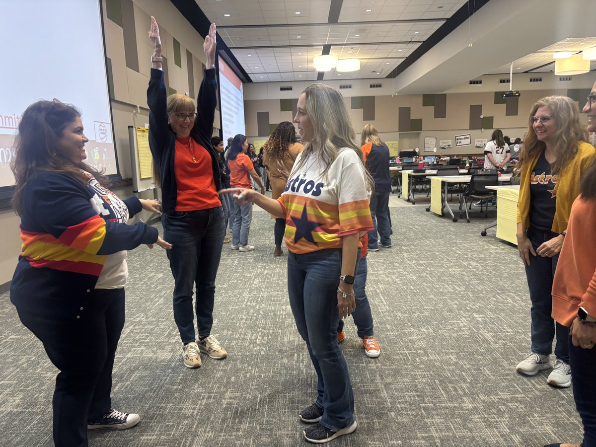 HicksTigers's tweet image. No benchwarmers here—our leadership team is working on participation strategies so every voice is in the lineup. ⚾👏 #TeamWork #ILT #oneteamonegoal @MatturroMEd @HicksTigersMath @martinez_stars @Sims_HicksMath @AliefLearns 🐯🐅⚾️