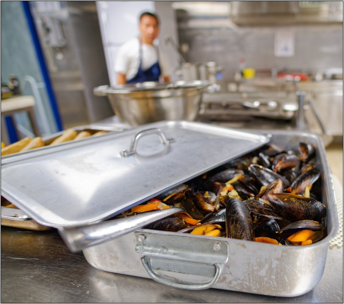 Caesar Gabriel la.liternet.ro/pctzHH

Una dintre întrebările pe care le aud cel mai des, când spun oamenilor cu ce mă ocup, în afară de "ai văzut balene / delfini / rechini" și "ai prins vreo furtună", la care, apropo, răspund cu "nu, ce-s alea", este "ce mâncați voi acolo, c…