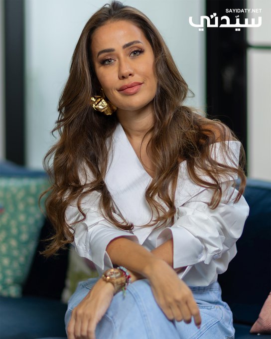 بسمة الخريجي، شيف ورائدة أعمال سعودية، تنسج من النكهات الموروثة جسراً مع العالم، لتجعل من المطبخ السعودي مساحةً تحيا فيها الأصالة بروحٍ معاصرة.. بدأت رحلتها من مطبخ البيت، حتى أصبحت اليوم من أوائل رائدات الأعمال في هذا المجال، فهي طاهية ماهرة، وتمتلك مجموعة مطاعم، واستشاريّة في قطاع المأكولات والمشروبات في المملكة.. في ذكرى اليوم الوطني السعودي ال95، أكدت بسمة الخريجي، في حوار مع "سيدتي"، أن الأسرة كانت سندها الأول، وأنها استلهمت شغفها في الجمع بين الثقافة والضيافة من مدينة جدة، قائلة: "لقد أردتُ تقديمَ ضيافةٍ سعوديَّةٍ بروح عالميَّةٍ، تجمعُ بين الأصالة والحداثة، وترجمةُ هذا الموروث إلى تجربةٍ تتناسب مع الحاضر.". وشددت على أن المرأة السعودية قادرة على أن تخاطب العالم من قلب مطبخها، تماماً كما تستطيع أن تقود فريقاً أو تطلق علامة تجارية، مضيفة 
