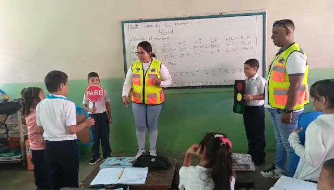 InttContigo's tweet photo. El INTT, Charallave Norte, llevó a cabo una jornada de educación vial en el Colegio U.E.E. La Cruz. La iniciativa tiene como objetivo capacitar a los futuros conductores en el respeto por las vías y la seguridad vial. ¡Están construyendo un futuro más seguro juntos! https://t.co/7mXjccpGBU