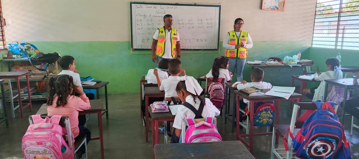 InttContigo's tweet photo. El INTT, Charallave Norte, llevó a cabo una jornada de educación vial en el Colegio U.E.E. La Cruz. La iniciativa tiene como objetivo capacitar a los futuros conductores en el respeto por las vías y la seguridad vial. ¡Están construyendo un futuro más seguro juntos! https://t.co/7mXjccpGBU