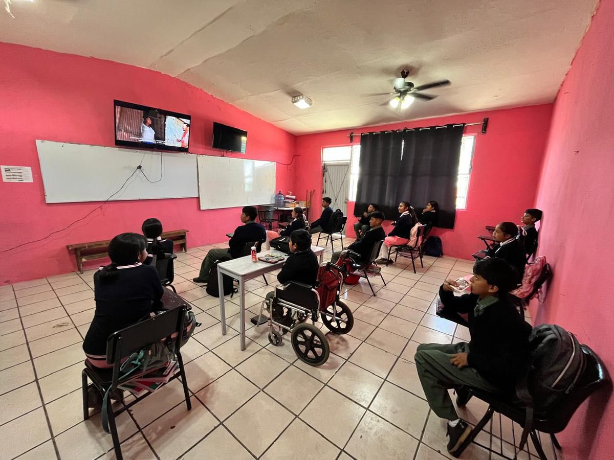 Pimentela_'s tweet photo. De nuevo en territorio. Esta vez estamos visitando telesecundarias y telebachilleratos de la región purépecha de mi #Michoacán. 🌄
En Cheranátzicurin, Santa María Urapicho, Ahuirán, Pomacuarán y Quinceo, la señal de la #RedEdusat regresó para quedarse en las aulas. 📡 📺✌🏼 https://t.co/aD7qVU8E5J