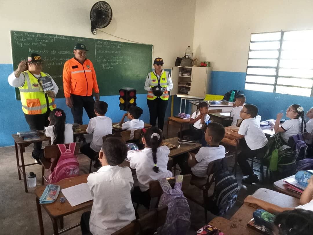 InttContigo's tweet photo. Como parte de las estrategias del Gobierno Bolivariano, el INTT, oficina Valera, impartió una charla a los niños de 4to grado de la U.E. "José María España", con el fin de promover el respeto a las señales de tránsito. https://t.co/iqfHVeBzkx