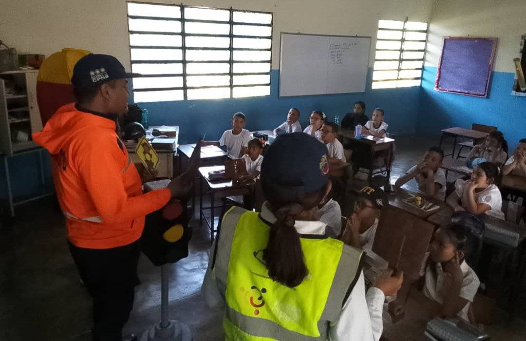 InttContigo's tweet photo. Como parte de las estrategias del Gobierno Bolivariano, el INTT, oficina Valera, impartió una charla a los niños de 4to grado de la U.E. "José María España", con el fin de promover el respeto a las señales de tránsito. https://t.co/iqfHVeBzkx