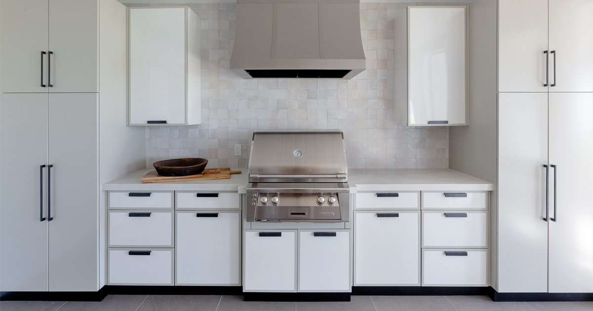 Featuring a timeless neutral palette, this southern-inspired space captures the charm, beauty, and elegance that define Danver Outdoor Kitchens.

Venice door style in “White Silk” and “Sandstone” powder coat
Appliances: Alfresco Grills
Photography: One Eleven Photo