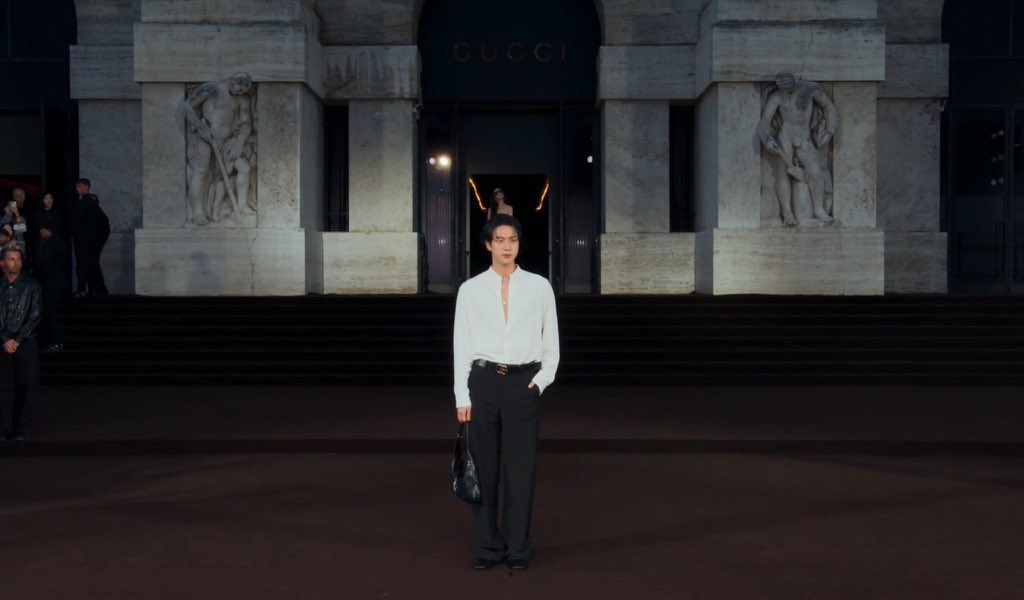 [📸 PHOTOS]

#Jin at Gucci Women's "The Tiger" SS26 Collection at the Milan Fashion Week 🇮🇹 (1)

GUCCI ROYALTY JIN
JIN AT MILAN FASHION WEEK 
#JinxGucci #Jin #MFW
#GucciLaFamiglia <a href="/gucci/">gucci</a>