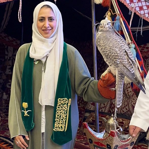 وطن يستحق 
بقلم #علوية_منقل

#وطن ..
يشد ازرنا .. يرفع همتنا 
ويمهد لنا طريق نهضتنا 

#وطن تكفل بحمايتنا .. 
برضى الله وهديه اقتدينا .. 
وبشرعه ومنهجة اتخذنا .. 
وشهادة التوحيد رايتنا ..

#وطن يكفينا .. 
يردع المعتدي على اراضينا .
ويخرس السن الحقد والبغض والغيرة 
حائط الصد عنا