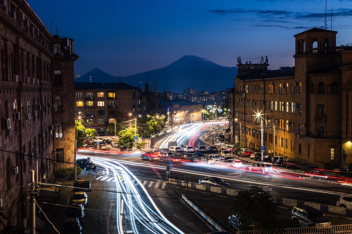 Вечерний Ереван сфотографировал.