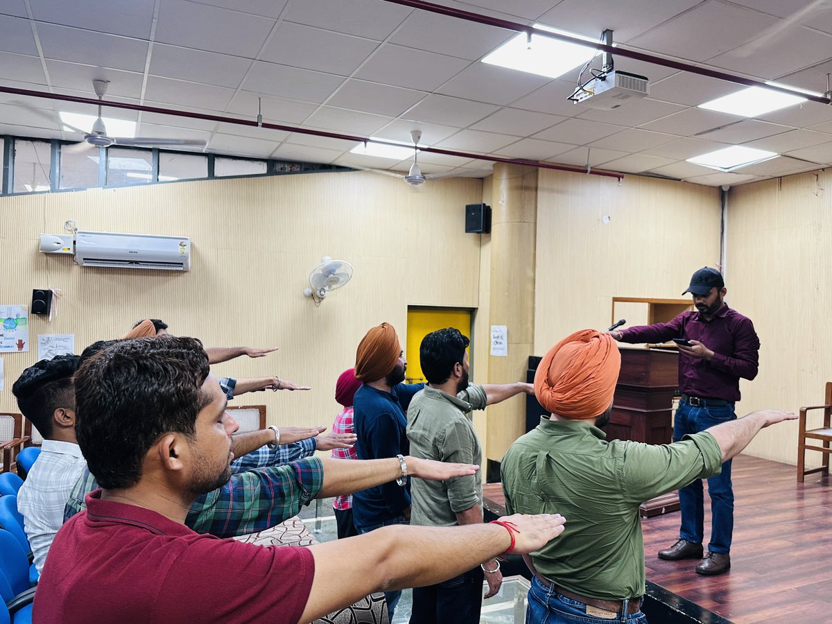 TSCSLibrary's tweet image. Poshan pledge administered to male staff members of the library today #MenStreaming 
#rashtriyaposhanmaah2025
@RrrlfKolkata