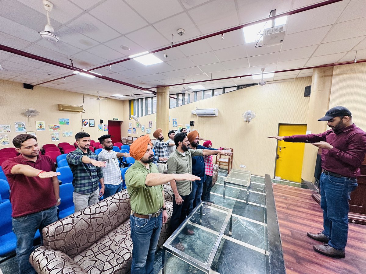 TSCSLibrary's tweet image. Poshan pledge administered to male staff members of the library today #MenStreaming 
#rashtriyaposhanmaah2025
@RrrlfKolkata