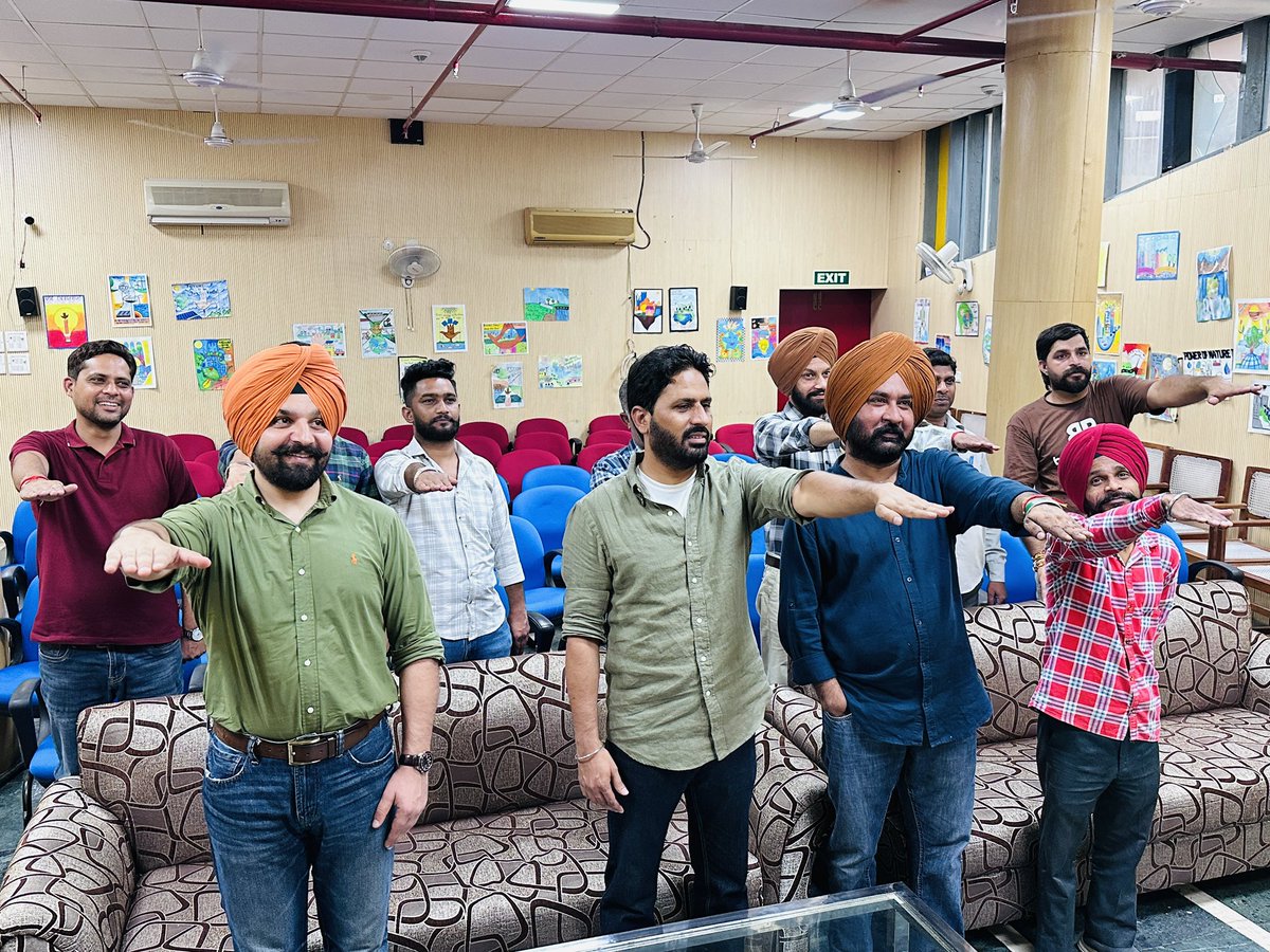 TSCSLibrary's tweet image. Poshan pledge administered to male staff members of the library today #MenStreaming 
#rashtriyaposhanmaah2025
@RrrlfKolkata