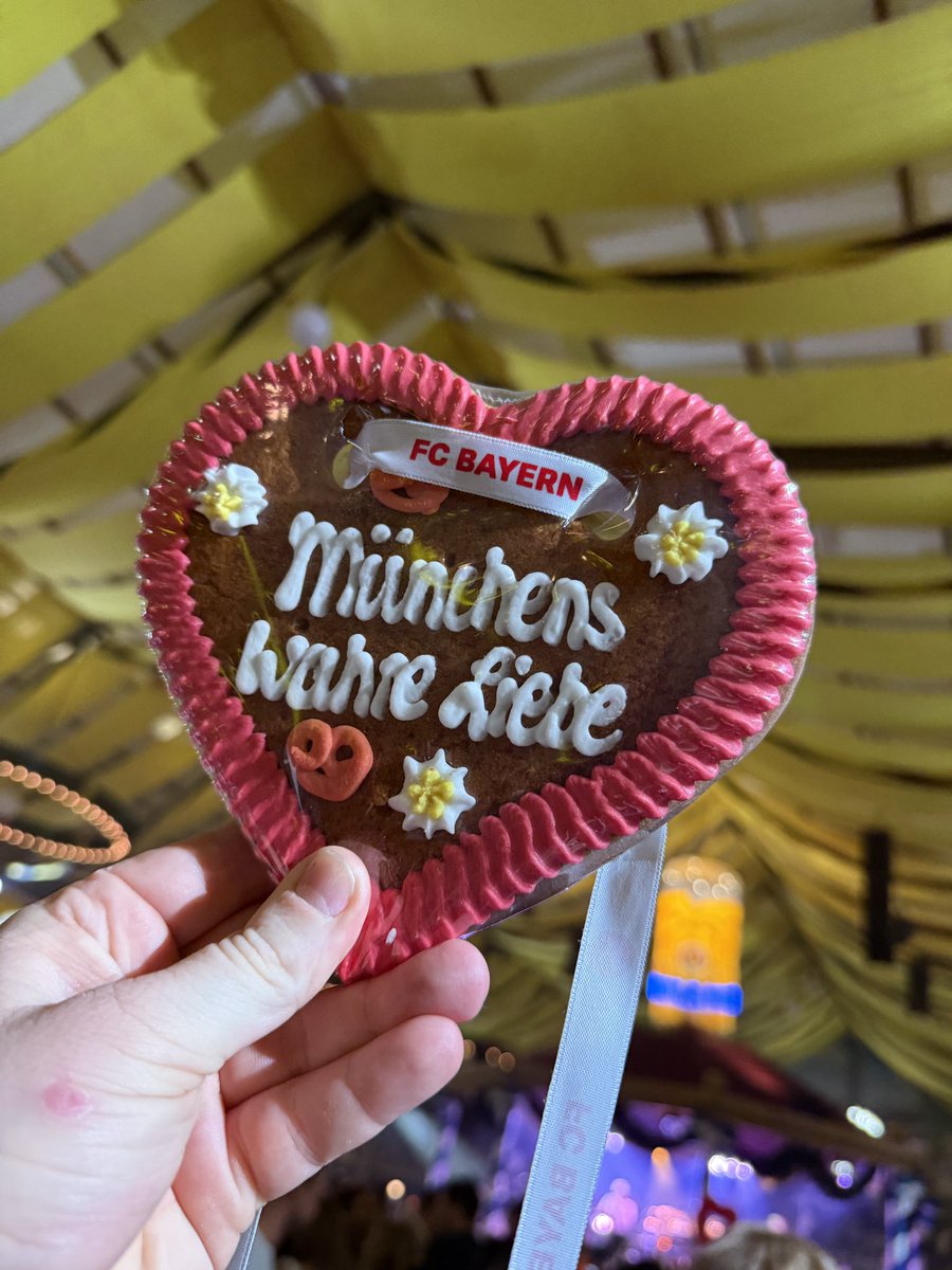 FCBayern's tweet photo. Grüße von der Wiesn ❤️🥨 https://t.co/ir8yYFJj5x