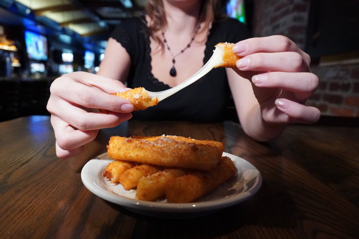 10/10 cheese pull 🧀🤤

#mozzarellamadness #misconducttavern #phillyeats #cheeselover #mozzarellasticks #sportsbareats