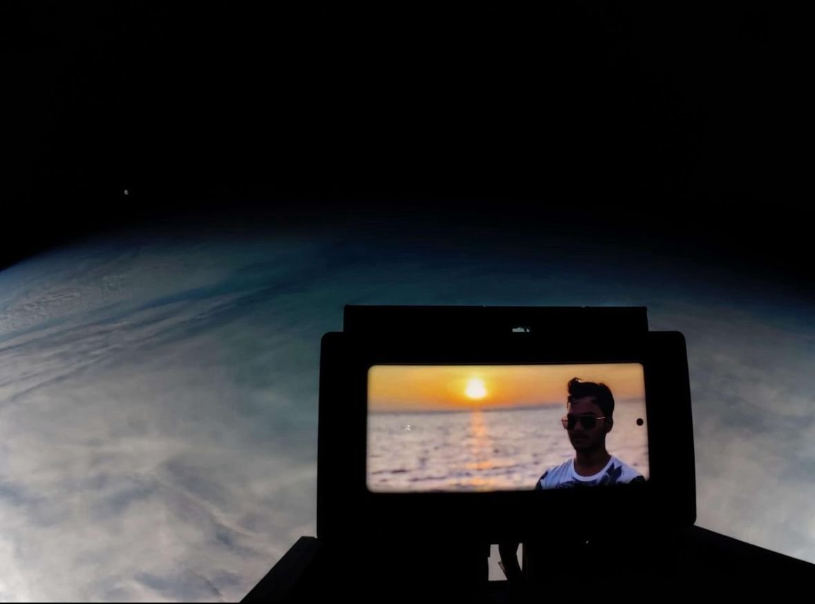 codemastercppYT's tweet image. Recently remember I had sent a photo to space like 6 months back.
It&apos;s here... and... earth is NOT flat in this, did i get scammed?

(Satellite by @MarkRober btw)