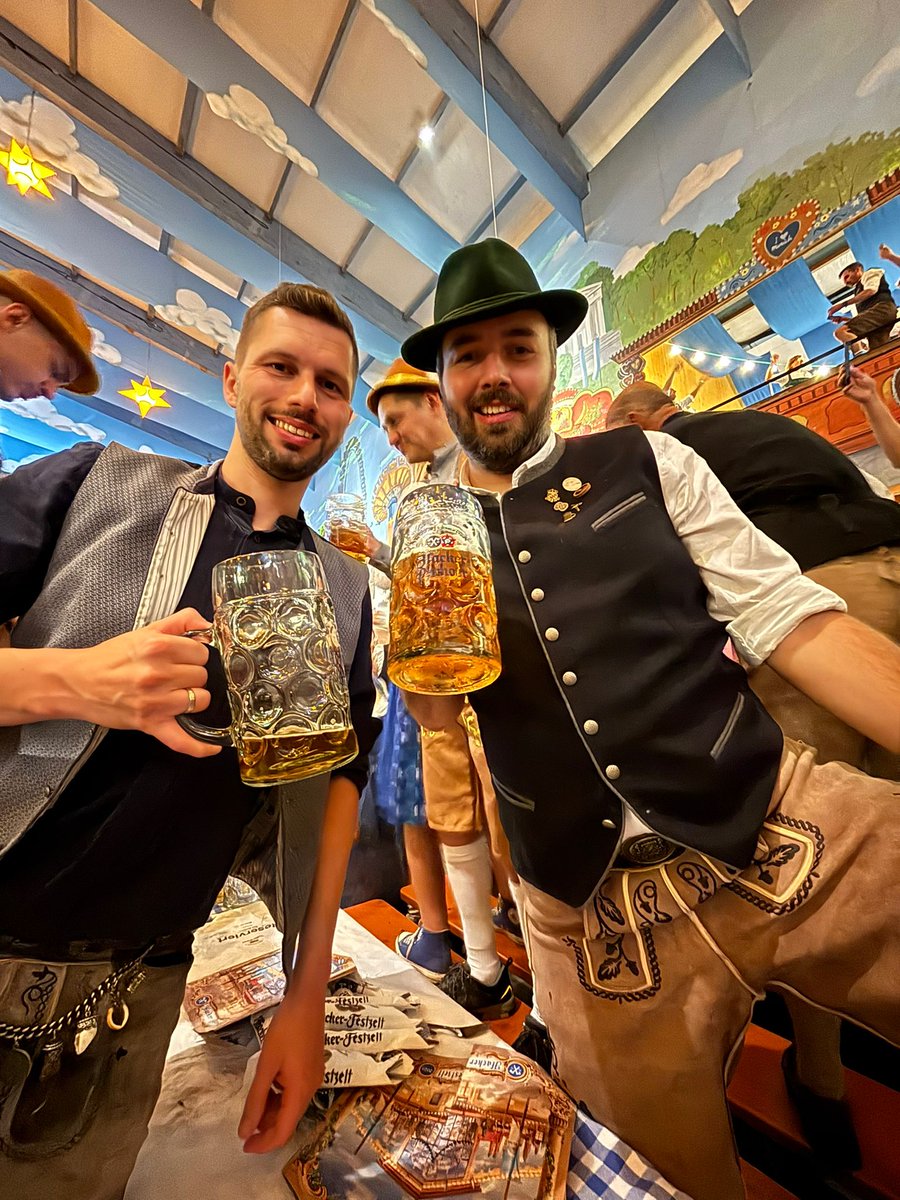 Flo und Gilbert grüßen von der #Wiesn! 🍻💙🏒 #miiinga