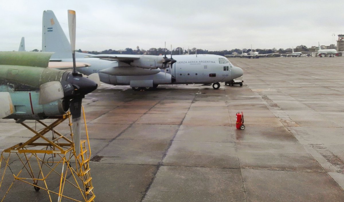 <a href="/LockheedMartin/">Lockheed Martin</a> KC-130H Hércules junto a un C-130H en la 1 Brigada Aérea en 2016, al fondo los <a href="/Boeing/">The Boeing Company</a> 707 de la <a href="/FuerzaAerea_Arg/">FuerzaAéreaArgentina</a> y el 757 T-01 <a href="/aviacionline/">Aviacionline.com</a> <a href="/aeromilitaria/">Pista 18</a> <a href="/Argendef/">Argendef</a> <a href="/DefensaNAC/">DefensaNAC</a> <a href="/SpottersArg/">Vuelos y Spotters ✈</a> <a href="/Zonamilitar1/">Zona Militar</a> <a href="/AviacionDefensa/">Aviacion Defensa</a> <a href="/RosarioSpotters/">SAAR AIR ROS</a>