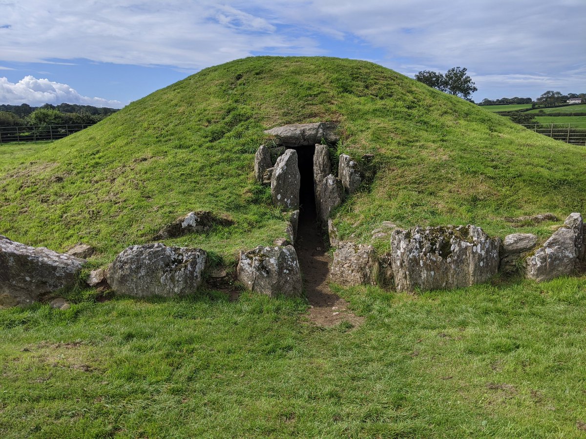 dave ainsworth (@daveainsworth63) on Twitter photo Bryn Celli Ddu burial chamber,  Ynys Mon 🏴 #BrynCelliDdu Bryn Celli Ddu burial chamber,  Ynys Mon 🏴 #BrynCelliDdu