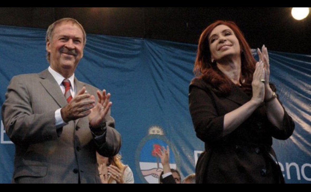 ULTIMO MOMENTO! 
Schiaretti esta llamando a periodistas y medios de comunicación para que esta imagen no se difunda, según el mismo esta foto le puede costar la campaña.
Difundila para que todo Córdoba sepa que Schiaretti es K.