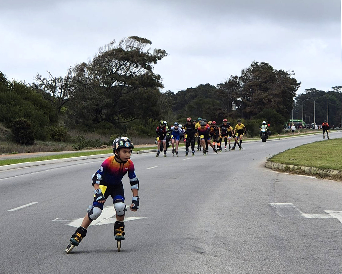 🛼 La pista de patinaje Patinlandia y la rambla costanera frente al Parque Roosevelt-Parque de los Derechos fueron una fiesta al convertirse durante la mañana del domingo en escenario de la primera maratón de patinaje Shifters en Uruguay, que contó con la presencia de más de 200