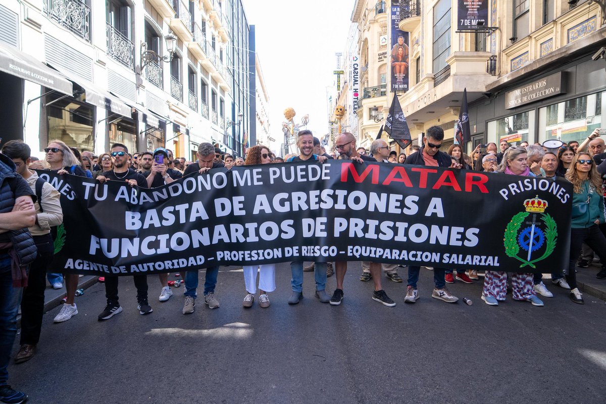 Hoy acompañando a los Trabajadores Penitenciarios. 
Enorme el trabajo que realizan y muy mal agradecidos por el Gobierno de España. 
Estamos y estaremos siempre con vosotros !!