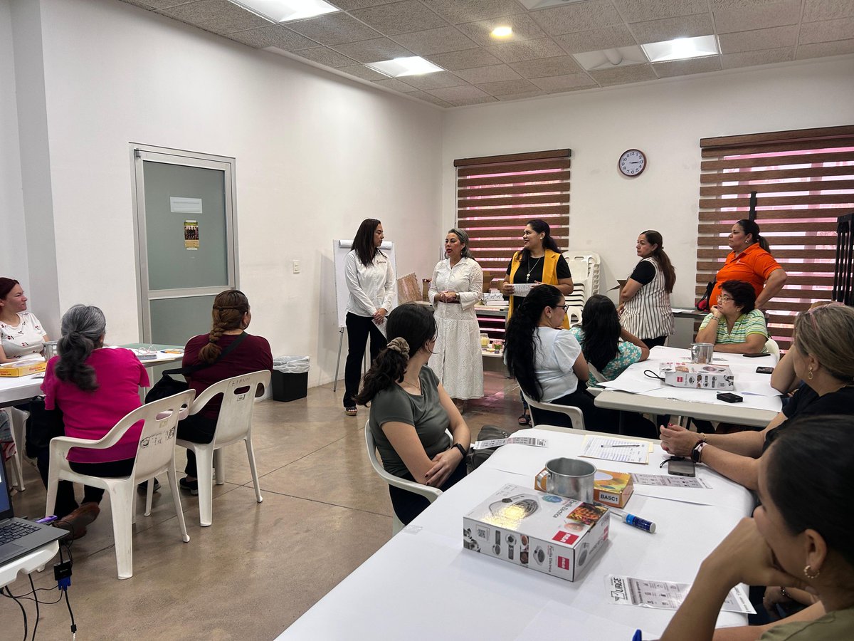 La CEMERGE, a través de URGE Culiacán, participó en el taller de velas del Consejo Estatal para la Prevención y Atención de la Violencia Familiar, donde se difundieron servicios como diseño de imagen, registro de marca y financiamiento para emprendedores. #CEMERGE #Sinaloa