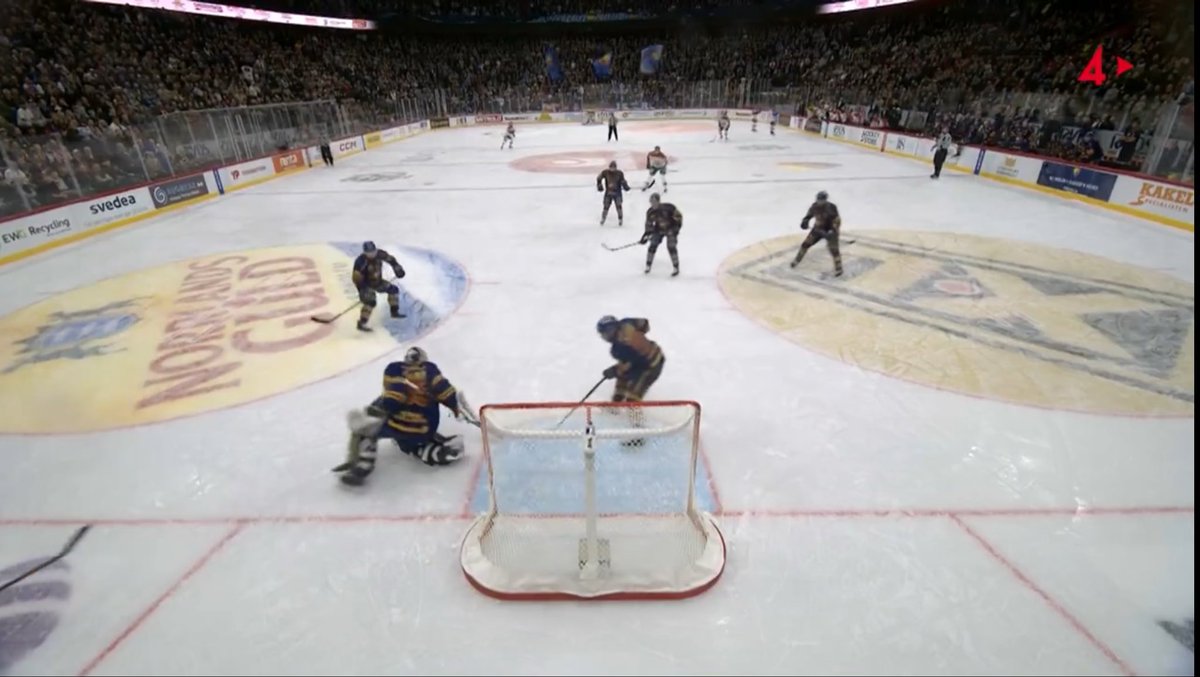 VFekberg's tweet image. Undra vad xG är på att han den vita på blålinjen är den som kommer slå in returen…