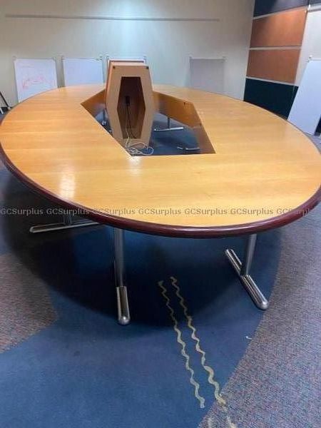 GCSurplus_PSPC's tweet image. Make your meetings more interactive with this wooden boardroom table. Crafted from premium wood, it seats 8 to 10 comfortably, and its oval shape is designed for smooth collaboration. ✨
Place your bid on #GCSurplus and upgrade your office space today ➡️ ow.ly/o2vh50X154a