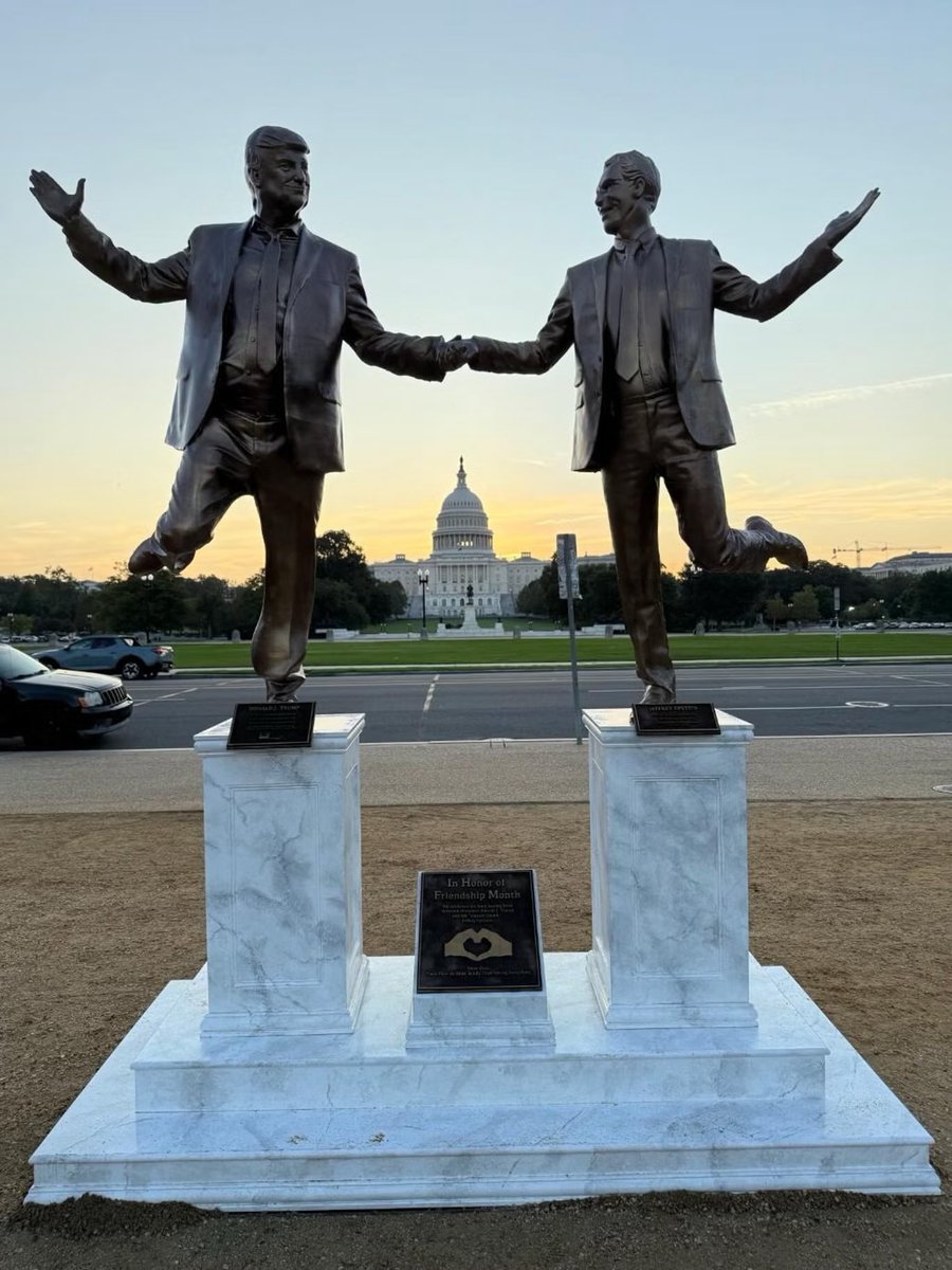 🚨🚨 NEW
A statue of Donald Trump &amp; Jeffrey Epstein holding hands has reportedly popped up on the National Mall this week — complete with plaques quoting the “birthday book” convicted sex trafficker Ghislaine Maxwell put together for Jeffrey Epstein.