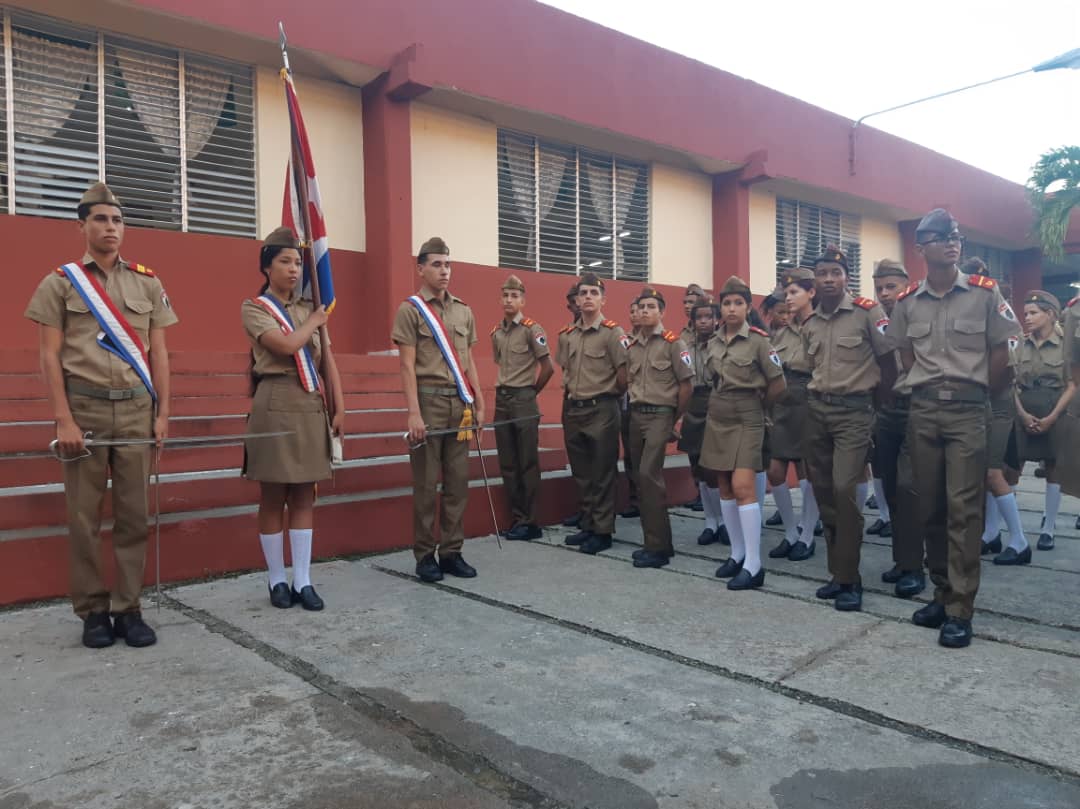 Región Militar Villa Clara (@rmvillaclara1) on Twitter photo 59 años trabajando en la educación de los oficiales del futuro. Felicidades a los integrantes de las Escuelas Militares Camilo Cienfuegos. Se hace patria al andar.
#CubaViveEnSuHistoria
<a href="/RMVillaClara1/">Región Militar Villa Clara</a> <a href="/CentralEjercito/">Ejército Central Cuba</a> <a href="/MinfarC/">Minfar_Cuba</a> 59 años trabajando en la educación de los oficiales del futuro. Felicidades a los integrantes de las Escuelas Militares Camilo Cienfuegos. Se hace patria al andar.
#CubaViveEnSuHistoria
<a href="/RMVillaClara1/">Región Militar Villa Clara</a> <a href="/CentralEjercito/">Ejército Central Cuba</a> <a href="/MinfarC/">Minfar_Cuba</a>