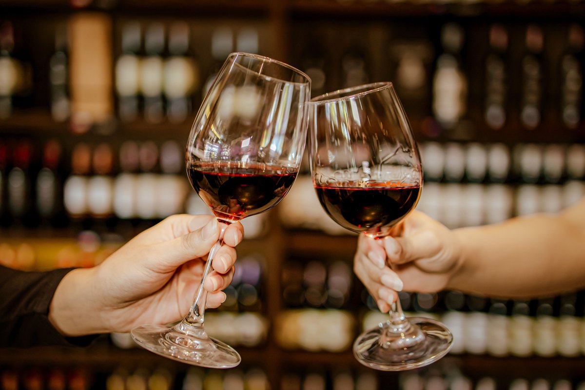 GaastroSpain's tweet image. 🍂 El verano se apaga lento y el otoño pide paso. Menos turistas, más clientes habituales y un paladar que oscila entre un tinto de verano y un guiso humeante. Adaptarse sin perder la esencia marca la diferencia.

#restaurantes #consejos #temporada #otoño

gastro-spain.com/como-preparar-…