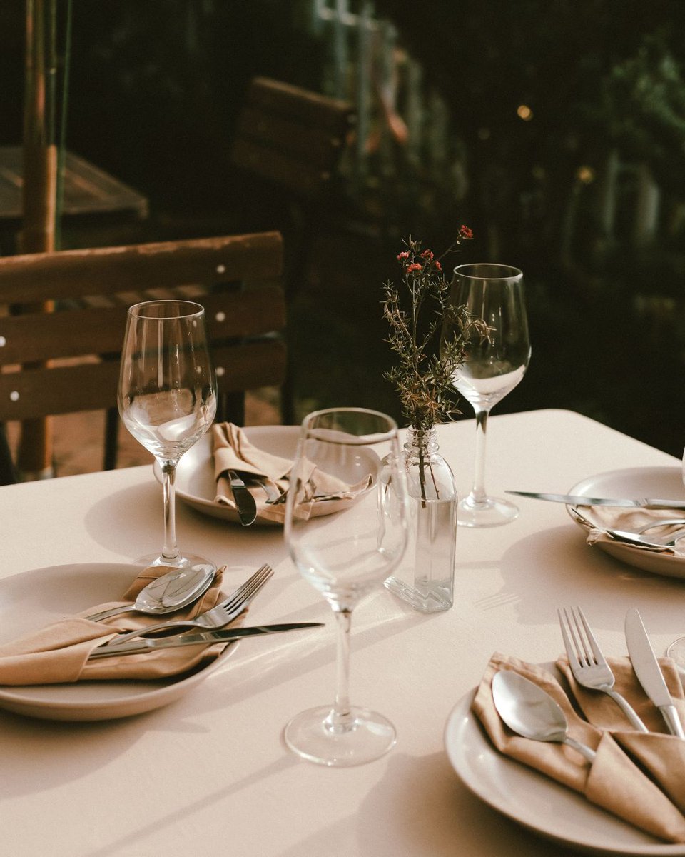 GaastroSpain's tweet image. 🍂 El verano se apaga lento y el otoño pide paso. Menos turistas, más clientes habituales y un paladar que oscila entre un tinto de verano y un guiso humeante. Adaptarse sin perder la esencia marca la diferencia.

#restaurantes #consejos #temporada #otoño

gastro-spain.com/como-preparar-…