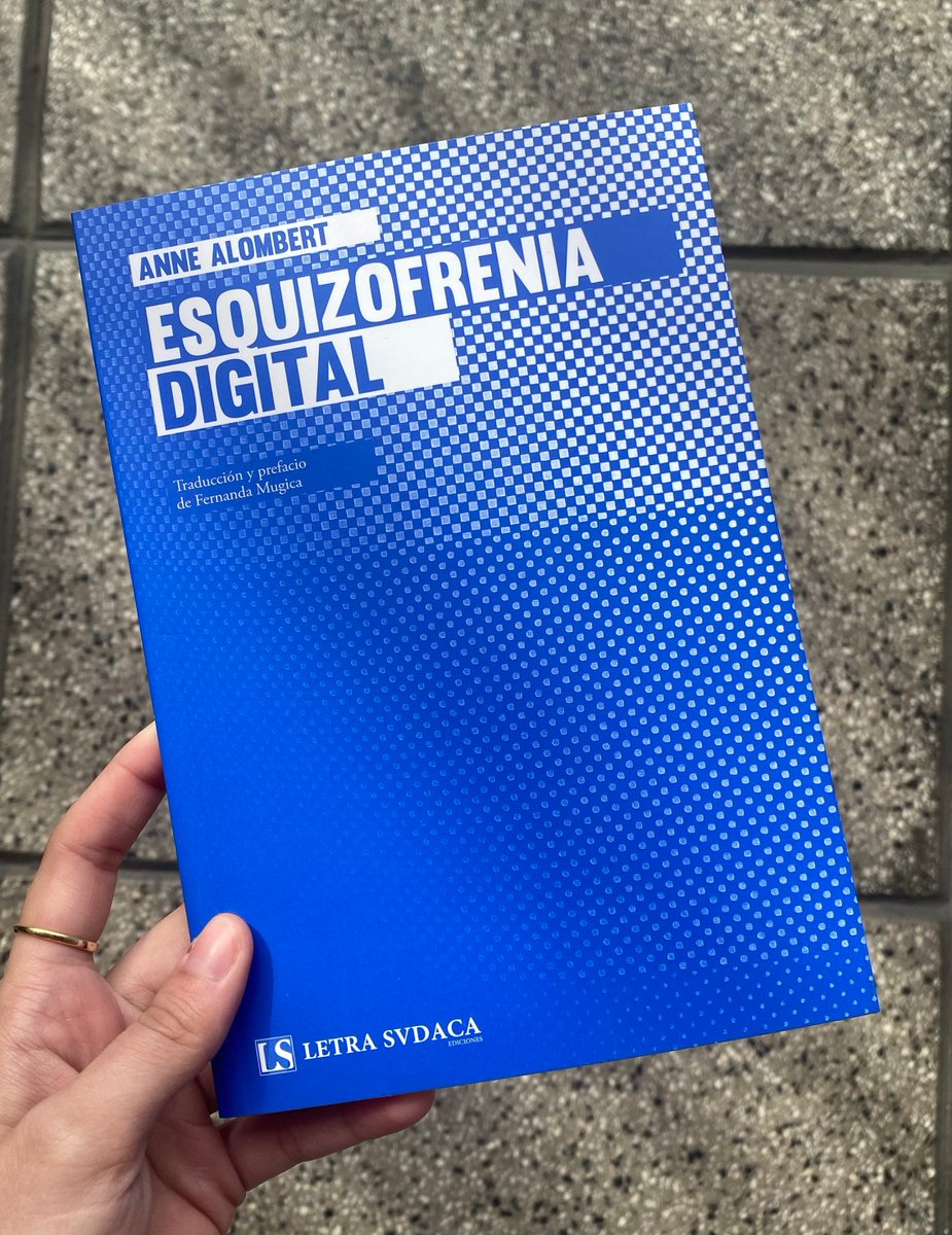 Waldhuter's tweet photo. 💙📚 Les compartimos la novedad de septiembre de @LetraSudaca 

Esquizofrenia Digital 

👉🏻 Las tecnologías digitales colonizan y transforman todos los aspectos de nuestra vida: las relaciones, los pensamientos y las formas de atención y memoria.

Disponible en librerías ⭐️ https://t.co/m7YZrxeYaX