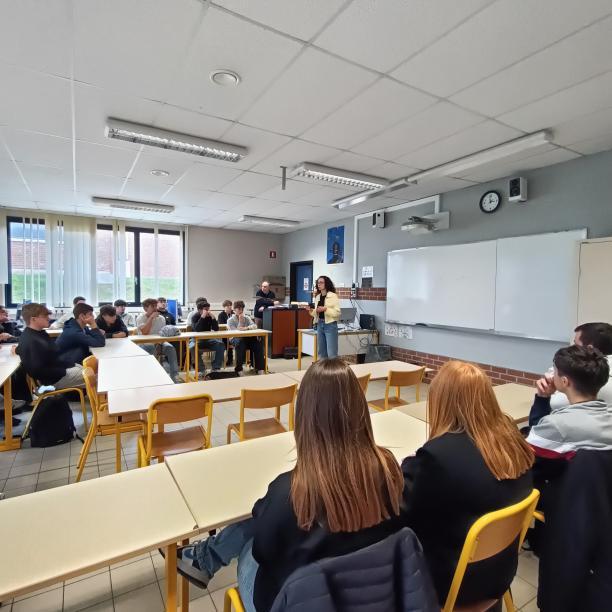 LyceeAuthie's tweet photo. 🏭 Ce mardi 23 septembre, dans le cadre du dispositif Ambitions Avenir, les élèves de TAGORA et TMEEC ont pu profiter de l'intervention de la BGE Picardie.
Au programme : discussion autour de l'entrepreneuriat et déconstruction des représentations autour du monde de l'entreprise. https://t.co/kqzQTVp75t